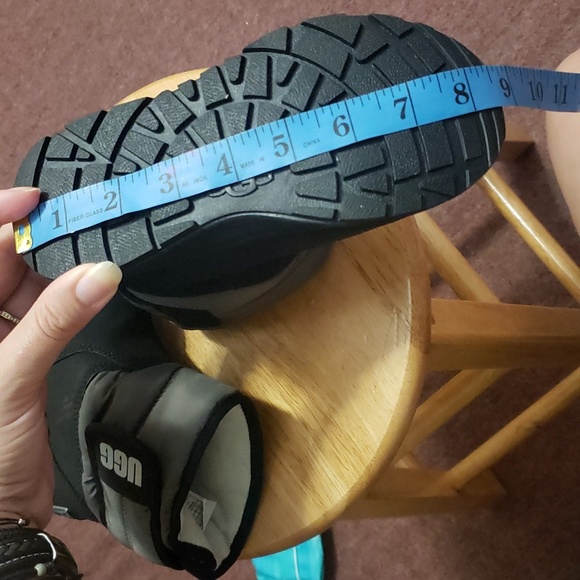 Uggs unisex boot size 13 - Picture 10 of 11